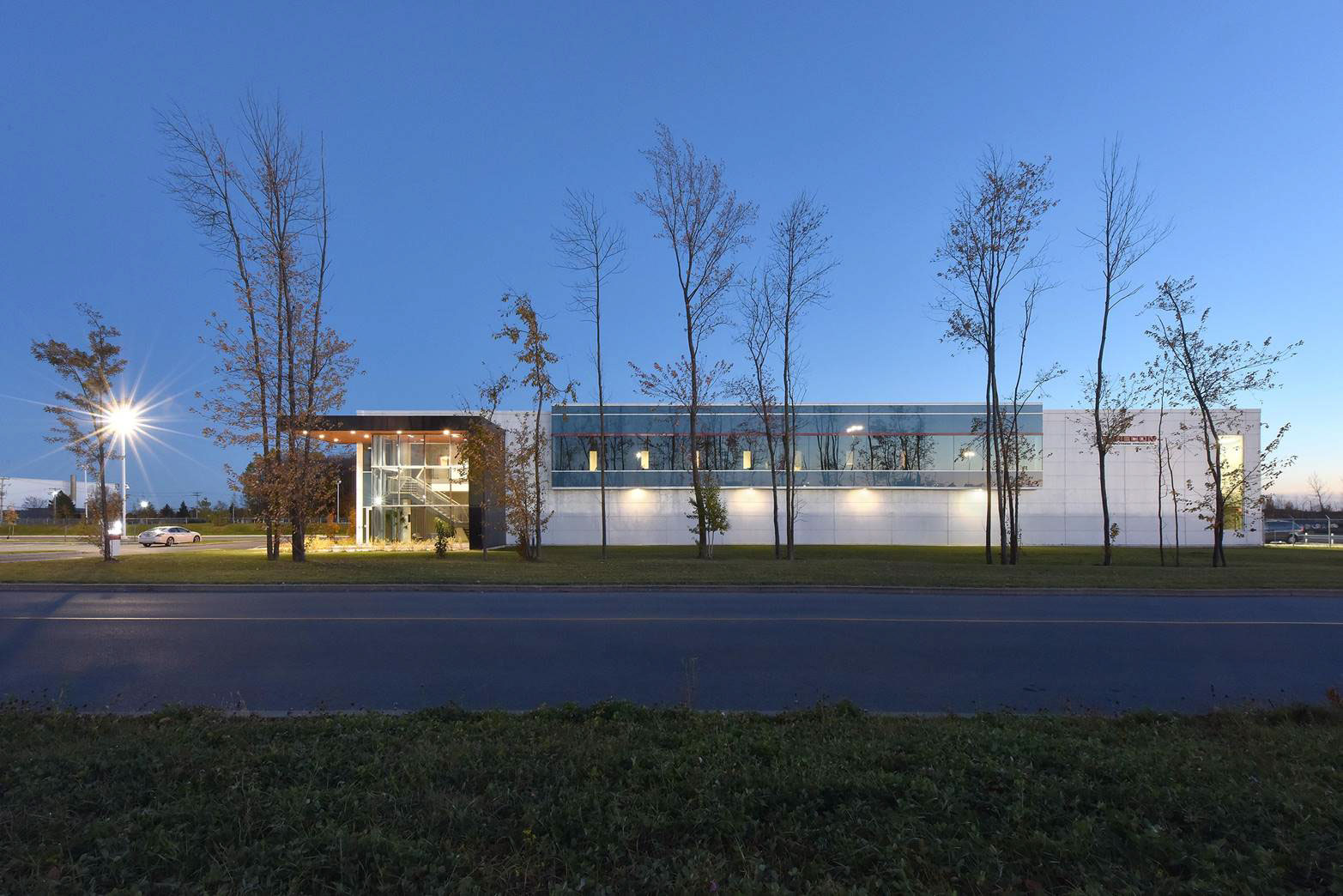 In 2016, the company generated sales of about CAD 27 million (CHF 20 million) with a workforce of approximately 100 employees. In 2016, the company generated sales of about CAD 27 million (CHF 20 million) with a workforce of approximately 100 employees.
